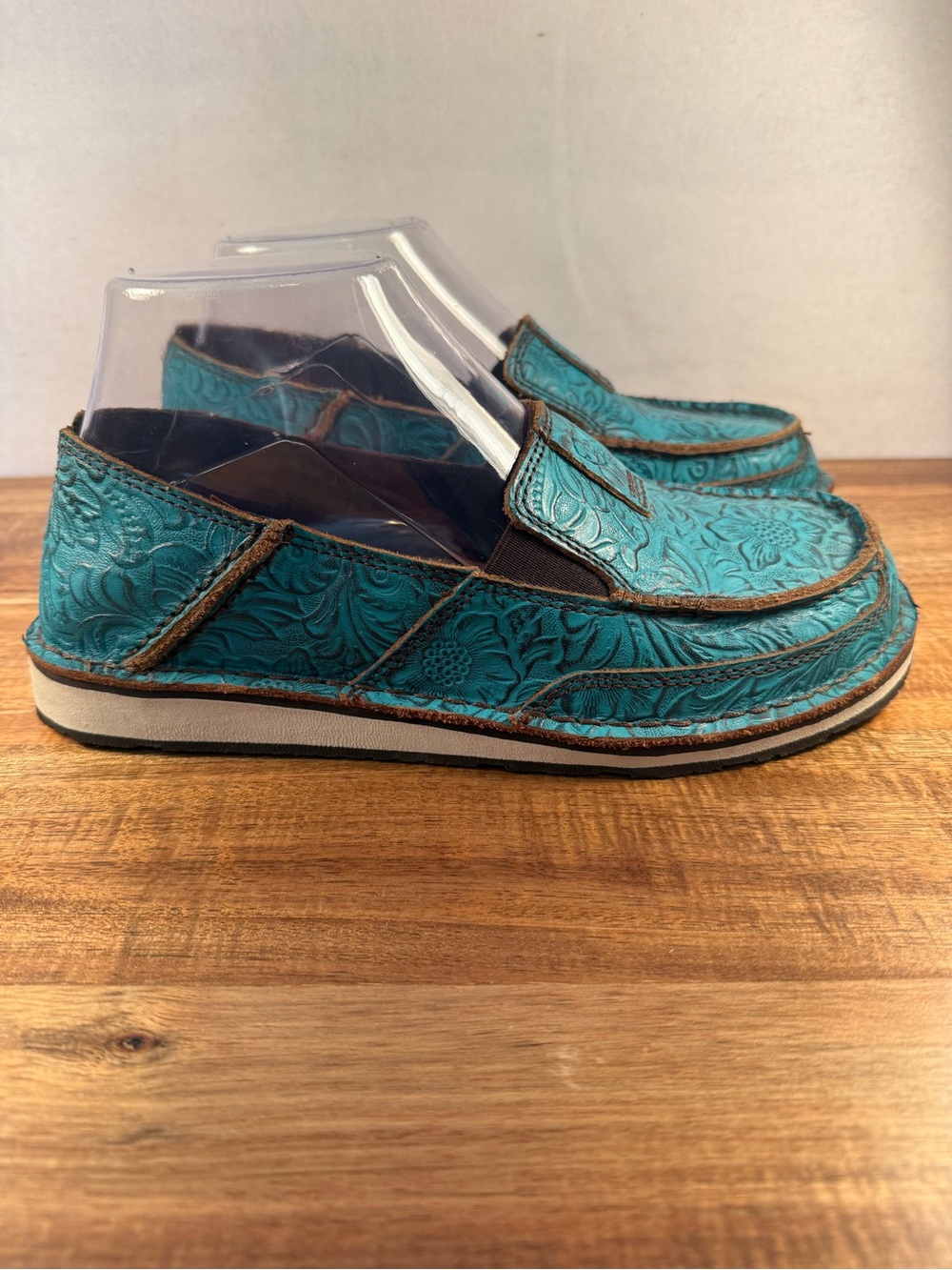 Ariat Brushed Turquoise Embossed Leather Floral Cruiser Slip-on Shoes Sz 7 NWOT - Picture 5 of 11